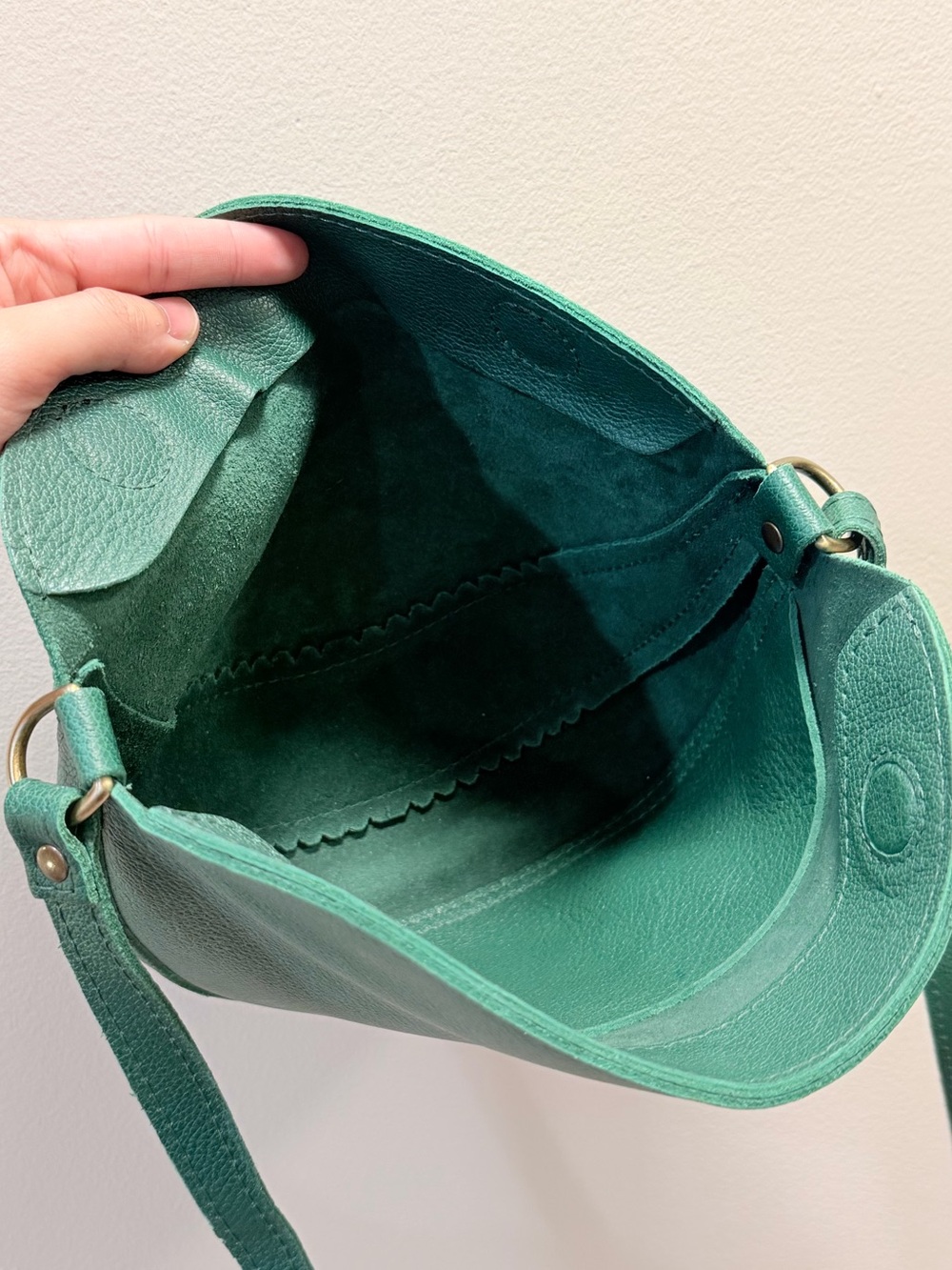 Portland Leather Medium Koala Bacalar Green Sling Bag - Picture 5 of 6